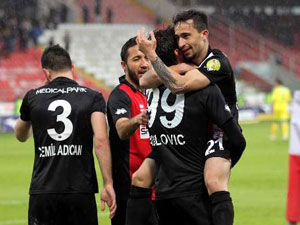 Samsunspor evinde galip