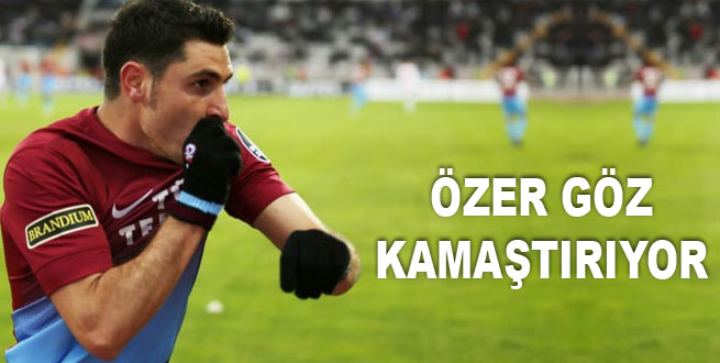 Özer göz kamaştıyor!