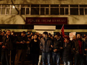 YSK önünde seçim protestosu