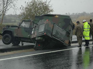 Askeri araç kaçakçıların tuzağına düştü
