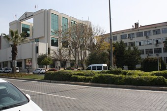 Seçim kurulu önünde arbede