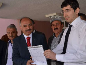 Mazbatayı aldı ilk icraatı istifa etti