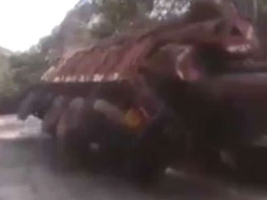 Kamyon uçuruma böyle yuvarlandı