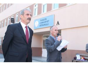 Plaketle Uğurlandı: Cumhuriyet Ortaokulu'nun Emektar Hizmetlisinden Duygulandıran Veda Şiiri