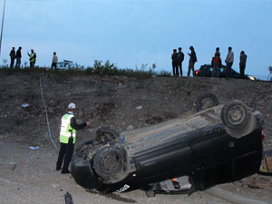 Görele'de otomobil şarampole yuvarlandı. 6 Nisan 2014