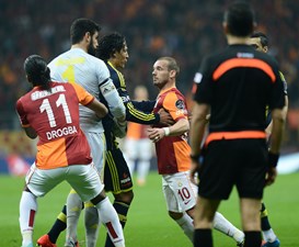 Olaylı derbi Galatasaray'ın oldu