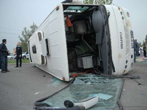 Beton mikseri, işçi servisine çarptı: 10 yaralı