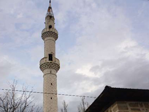 Tarihi camiye yıldırım düştü