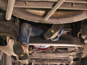 Tır Tekerlekleri arasında tehlikeli yolculuk