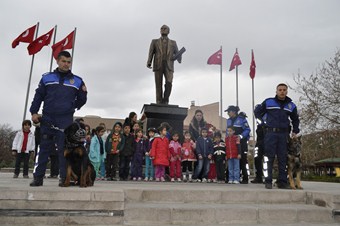 Polis köpeklerinin gösterisi nefes kesti