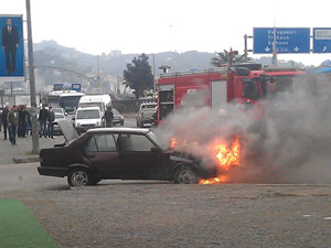 Rize'de trafikteki araç bir anda alev aldı
