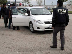 Bomba yüklü otomobil polise takıldı!