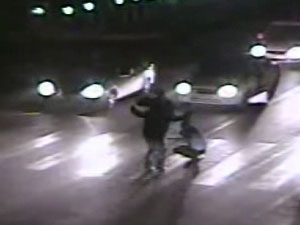 Bu adamlar kırmızı ışıkta ne yapıyor?