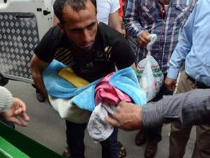 Emekleyerek sokağa çıkan bebek...