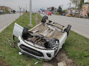 Samsun'da sürücü köpeğe çarpmamak için...