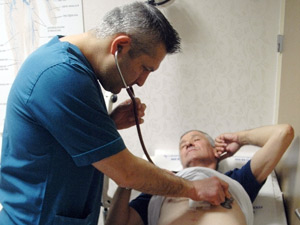 Hastasını taşırken kendi de...