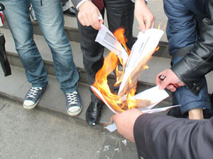 Trabzon'da maaş bordrosu yakılar