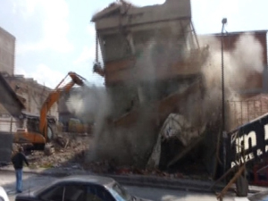 Bina, iş yerlerinin üzerine yıkıldı