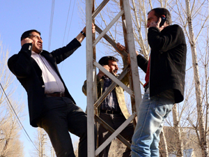 Köylülerin telefon çilesi! Konuşmak için...