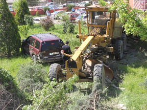 Freni boşalan greyder dehşet saçtı
