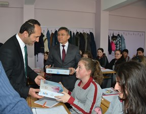 Ordulu öğrencilerin tablet sevinci