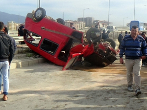 İşçi minibüsü üst geçitten uçtu