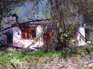 Artvin'de ahşap ev kül oldu!