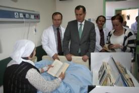 Hasta yataklarında kitap okuyorlar!