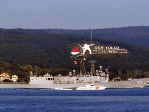 Savaş gemisi boğazdan geçti!