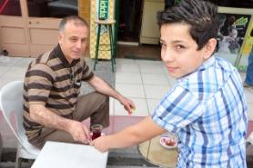 Arkadaşları bayram etti, o çay servisi yaptı