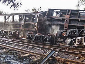 Yük treni raydan çıktı 50 ölü