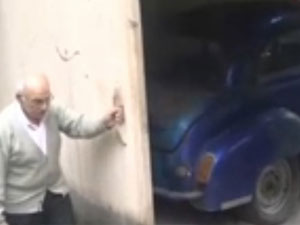 Rize'li asırlık araçları garajında saklıyor