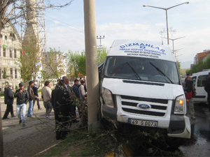 Öğrenci servisi kaza yaptı: 15 yaralı