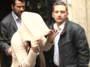 Temizlikçi kadını bağlayıp gasp ettiler