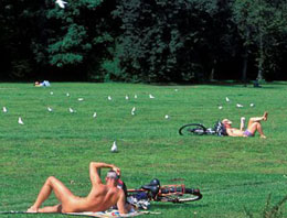 Yeni yasa ile çıplak gezmek serbest!