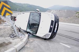 TIR kamyoneti biçti: 2 yaralı