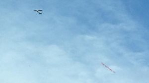 Taraftar uçak kaldırdı! Bakın niye...