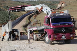 Sınıra seyyar duvar örülüyor