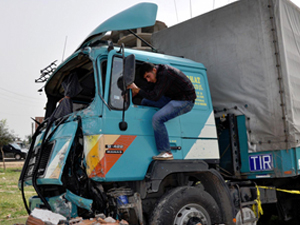 TIR, Midibüse çarptı!.. 30 yaralı!..