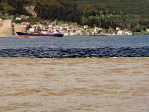 Çanakkale Boğazı iki renk!