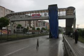 TIR'ın dorsesi yaya üst geçidine takıldı