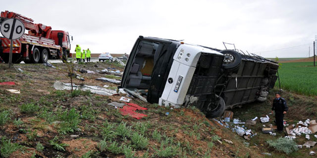 Mitinge giden otobüs devrildi: 33 yaralı