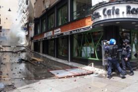 Pollisler ile göstericiler kavga etti!