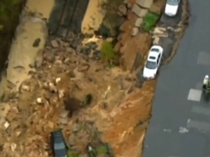 Toprak araçları yuttu (TIKLA İZLE)