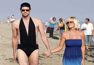 Karısının mayosunu giydi