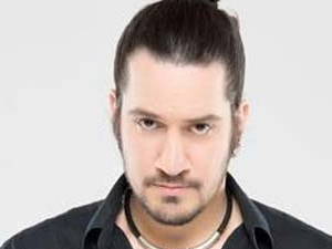 Ünlü sanatçıyı hastanelik ettiler!