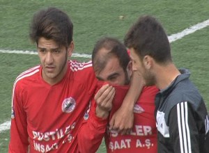 Futbolcunun zor anı!