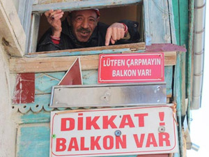 Evini levhayla korumaya çalışıyor