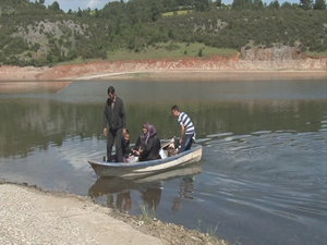 Baraj suları köy yolunu yuttu