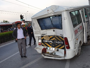 4 araç birbirine girdi: 14 yaralı